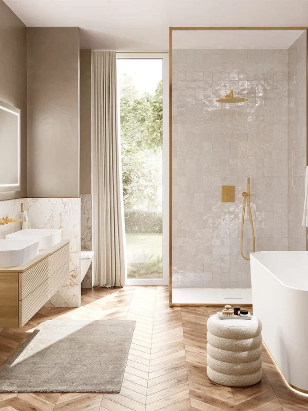 Salle de bain lumineuse avec céramiques de salle de bain blanches Une salle de bain lumineuse avec des lavabos blancs et des meubles de salle de bain en bois clair. Tous les robinets sont en or