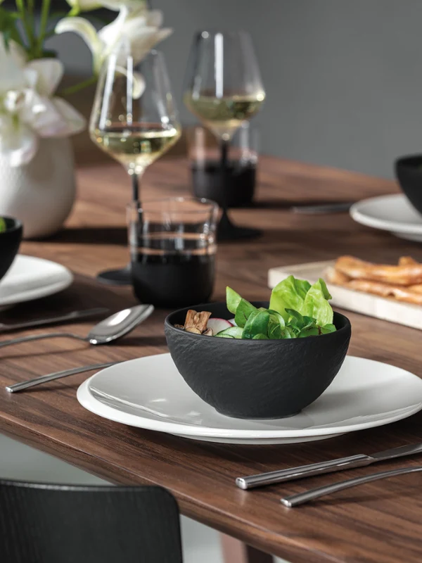 Un mélange soigné d’arts de la table Manufacture Travertine Rock avec un vase blanc Collier, stylisé pour un intérieur moderne.