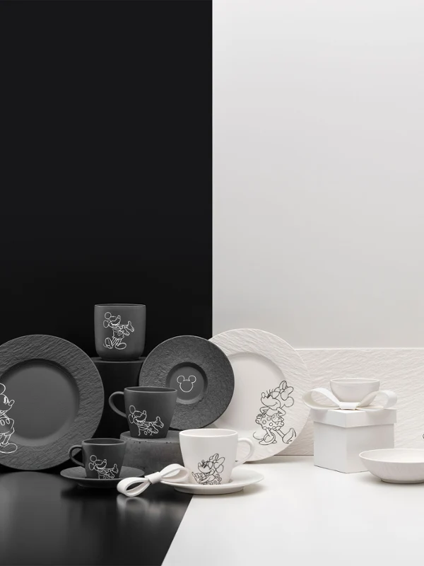 Toute la collection Manufacture Mickey Collection complète Manufacture Mickey : vaisselle en céramique noire et blanche sur fond noir et blanc.