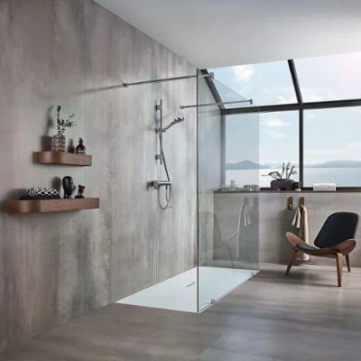 Un receveur de douche Squaro Infinity avec une chaise marron Une salle de bains grise moderne avec un receveur de douche Squaro Infinity et une chaise marron.