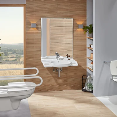 Une salle de bains accessible avec les produit ViCare de Villeroy & Boch Une salle de bains moderne et accessible avec des toilettes et un lavabo de la collection ViCare de Villeroy & Boch.