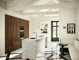 Une robinetterie de cuisine Subway Style Shower sur une plaque de marbre blanc Une cuisine moderne au design minimaliste avec des murs blancs, des plans de travail en marbre et des notes de noir.