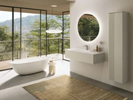 Une baignoire Antao dans une salle de bains moderne avec une grande fenêtre Une salle de bains moderne avec de grandes fenêtres et une baignoire Antao Villeroy & Boch.