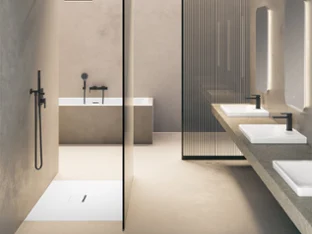 Une céramique de salle de bains Subway 3.0 de Villeroy & Boch avec des robinetteries Salle de bains moderne et minimaliste avec des murs beiges, une grande baignoire, une douche à l’italienne avec des robinetteries noires et un plan double sous des miroirs rectangulaires. Une vitre opaque sépare la zone de la baignoire.