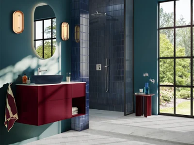 Villeroy Artis nouveaux milieus sarcelle crépuscule Lavabo à poser de notre collection Artis couleur DeepOcean monté sur un meuble de salle de bain couleur bordeaux.