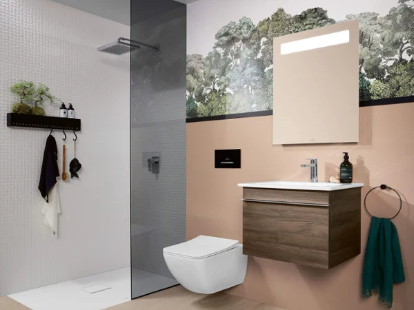 Des toilettes Venticello avec receveur de douche Squaro Infinity dans une salle de bains Une salle de bains avec des WC Venticello, un meuble sous plan et une douche Squaro Infinity.