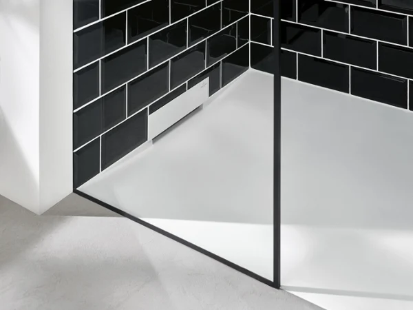 Un système de douche Wallway dans une douche en noir et blanc Une douche carrelée en noir et blanc avec un système de douche Wallway de Villeroy & Boch.