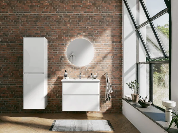 Un meuble sous plan Collaro avec un plan de toilette Venticello et un miroir More to See Lite Meuble sous plan Collaro avec plan de toilette Venticello et miroir More to See Lite dans une salle de bains au look industriel chic de Villeroy & Boch.