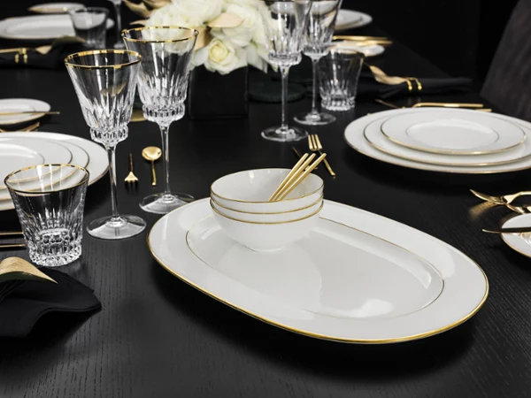 Décoration de table élégante avec la vaisselle de la collection Anmut Décoration de table élégante avec de la vaisselle de la collection Anmut de Villeroy & Boch, des accents dorés et des verres en cristal.
