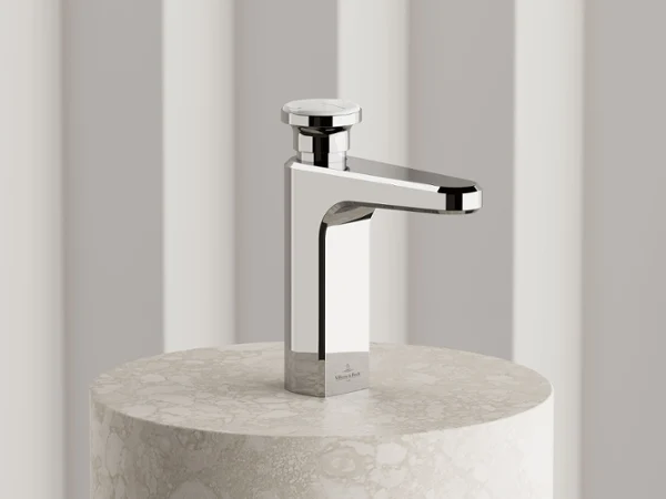 Robinet de lavabo simple Villeroy & Boch Vea en chrome, avec un design facetté rappelant un flacon de parfum intemporel.