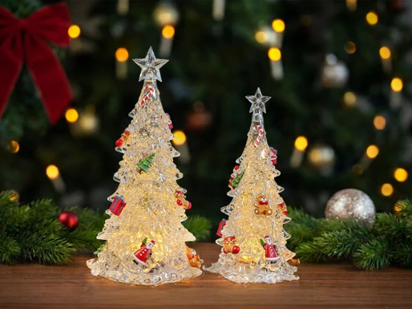 Ravello Toys Delight Deux guirlandes lumineuses de Noël sont posées sur un socle en bois ; à l'arrière-plan, on aperçoit un sapin de Noël et des décorations de Noël.