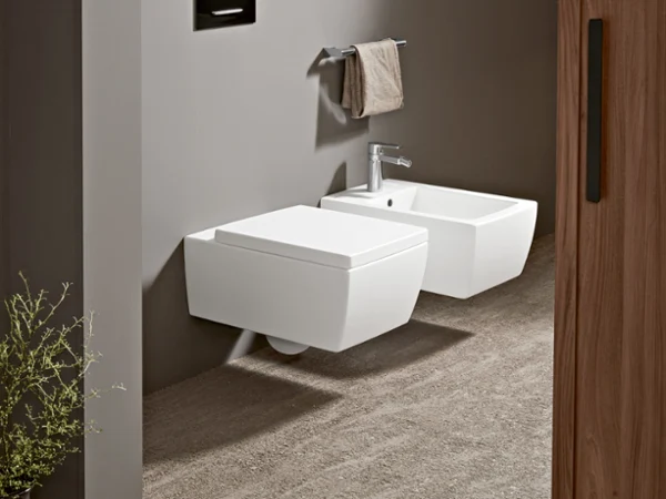 Des toilettes et un bidet Memento blancs Des toilettes et un bidet Memento 2.0 blancs modernes au design minimaliste dans une salle de bains dans des couleurs naturelles