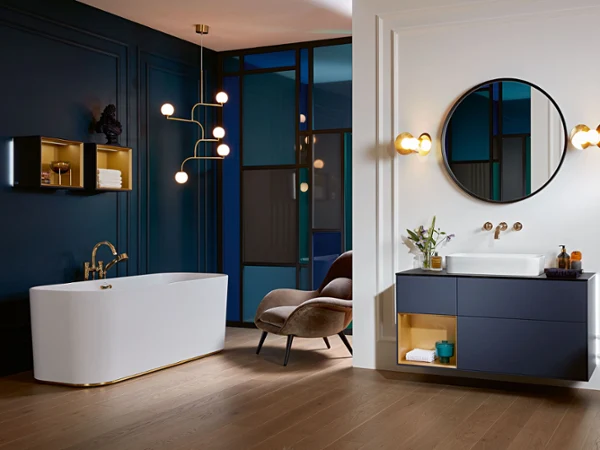 Un baignoire Finion blanche et meubles de salle de bains bleus dans une salle de bains élégante Une salle de bains aux murs bleus avec des meubles de salle de bains Finion harmonieux ainsi qu’une baignoire Finion blanche de Villeroy & Boch.