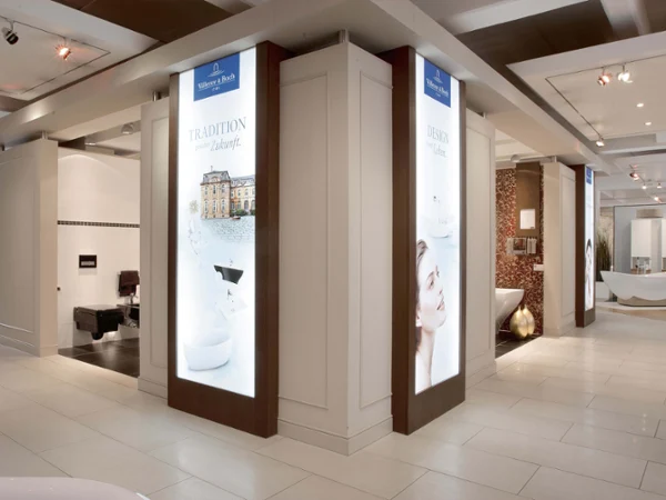 Showroom Villeroy & Boch avec deux grands écrans Intérieur de showroom moderne avec des présentoirs lumineux d’idées de salle de bains présentant les derniers produits Villeroy & Boch
