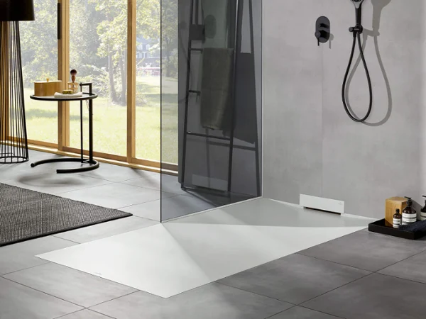 Un receveur de douche Wallway innovant dans une salle de bains moderne Une salle de bains moderne avec un receveur de douche Wallway innovant et une grande fenêtre.