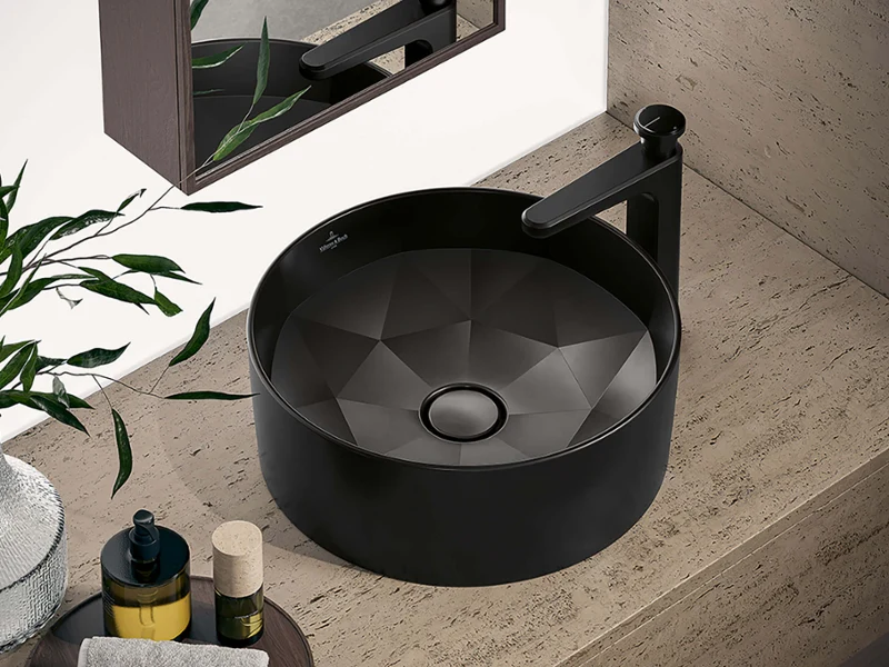 Villeroy & Boch Octagon – lavabo à poser en Pure Black Octagon transforme le lavabo en une déclaration architecturale. Sa forme octogonale crée un jeu saisissant d'angles et de surfaces, fabriqué en TitanCeram exclusif.