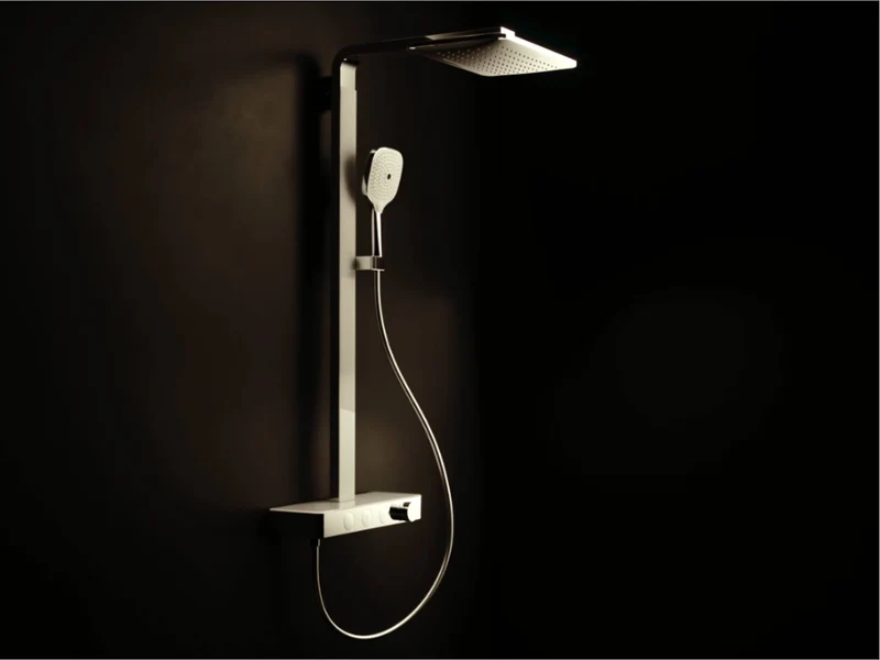 Un système de douche Infinity Showers avec une douchette à main avec jets Une personne prenant une douche, tenant une pomme de douchette à main avec une lumière tamisée, de l’eau giclant par-dessus son épaule.