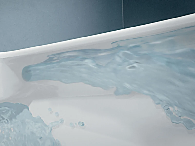 Gros plan de toilettes sans bride avec chasse d'eau. La technologie de toilettes sans bride DirectFlush permet un nettoyage en profondeur car toute la surface de la cuvette est entièrement accessible.