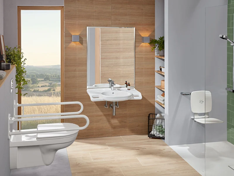 Une salle de bains accessible avec les produit ViCare de Villeroy & Boch Une salle de bains moderne et accessible avec des toilettes et un lavabo de la collection ViCare de Villeroy & Boch.