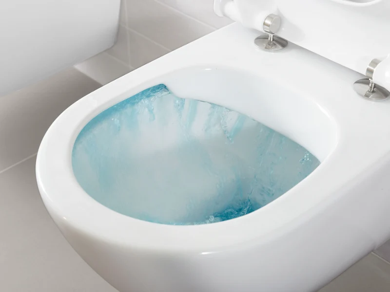 Toilettes sans bride avec flux d'eau DirectFlush pendant la chasse d'eau. La technologie DirectFlush offre une chasse d'eau puissante sur toutes les collections avec un design de toilettes intemporel et polyvalent.