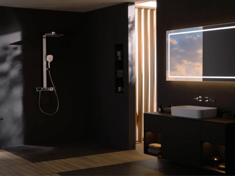 Robinetterie d’un système de douche Infinity Showers Gros plan sur trois boutons ronds chromés d’un panneau de commande de douche moderne.