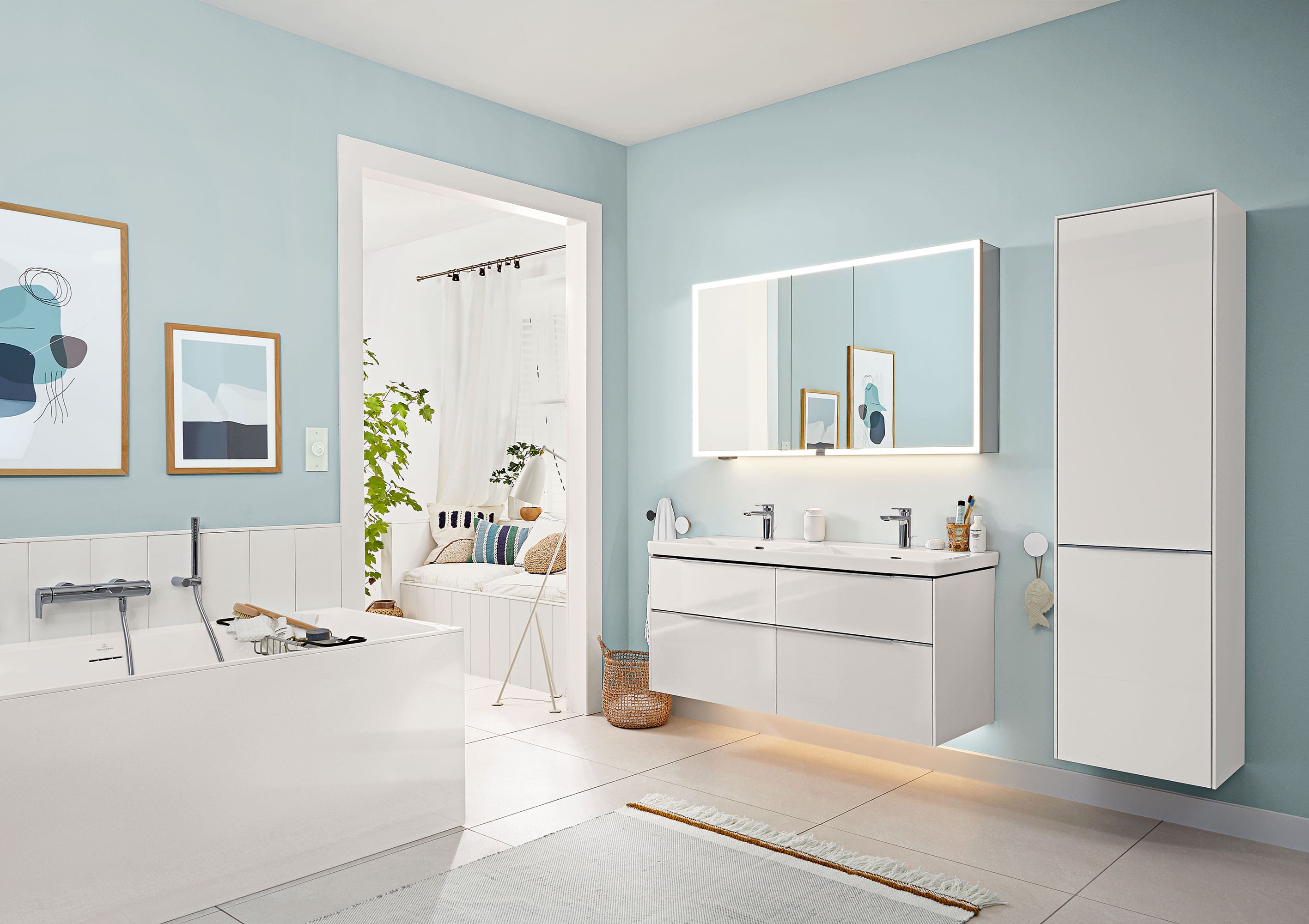 Des meubles de salle de bains Subway 3.0 dans une salle de bains de couleur claire Une grande salle de bains avec des meubles de salle de bains Subway 3.0 de Villeroy & Boch.