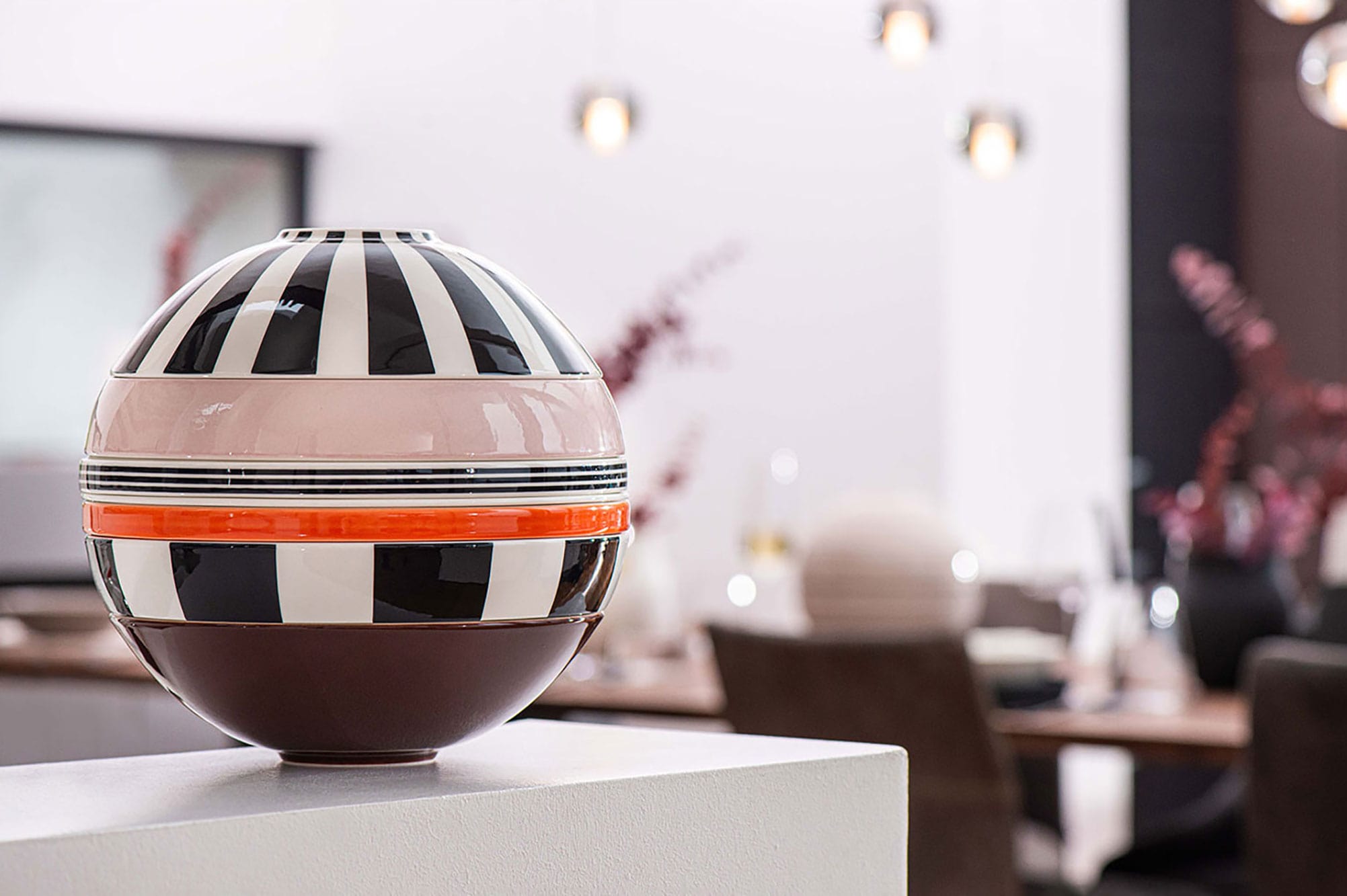 La Boule Memphis sur une table dans une salle à manger Sur une table dans la salle à manger, trône le modèle rayé La Boule Memphis de Villeroy & Boch.