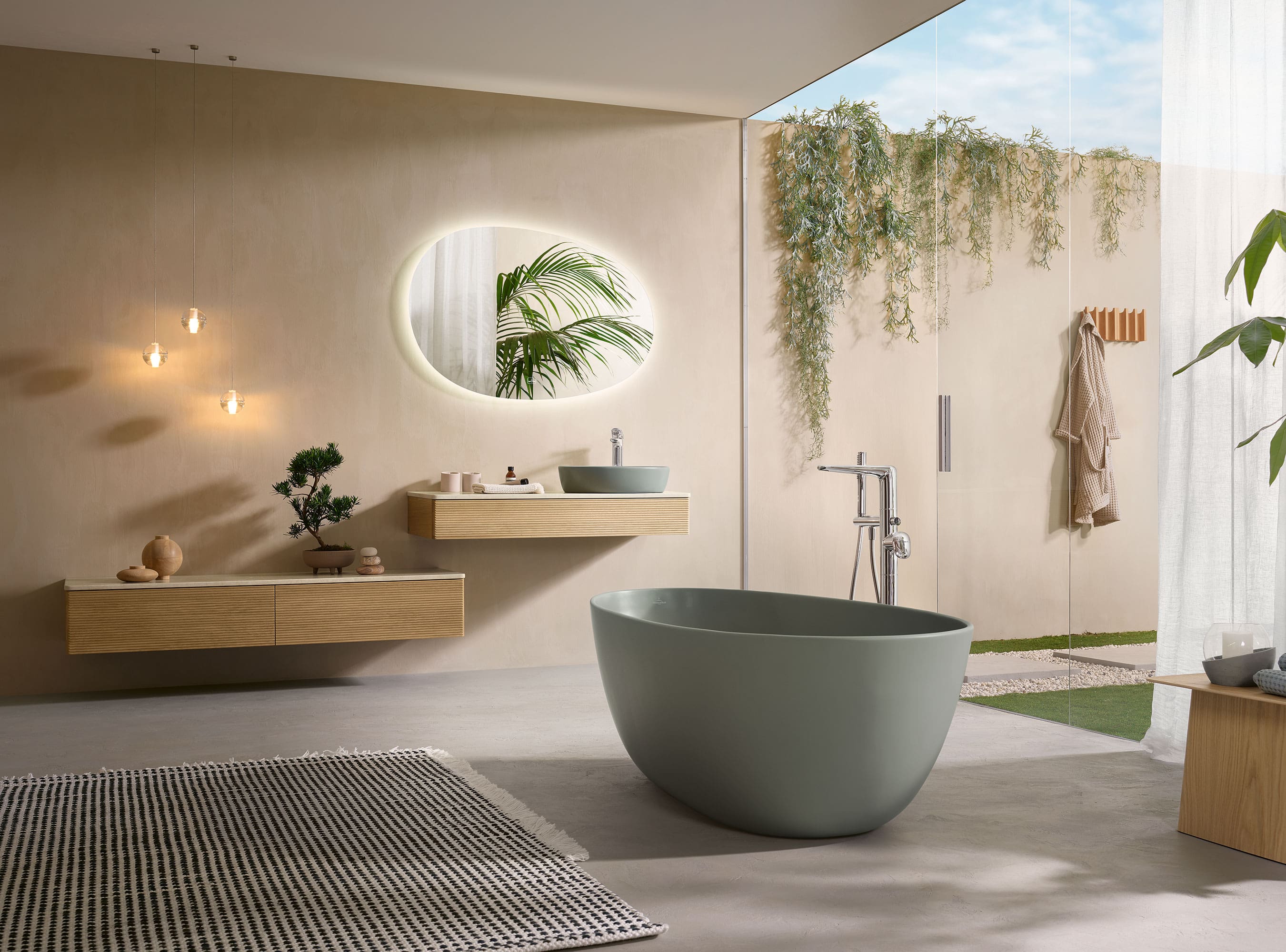 Une baignoire verte Antao dans une salle de bains moderne avec des meubles en bois clair Une salle de bains moderne avec une baignoire verte de la collection Antao ainsi que des meubles assortis à l’aspect bois.