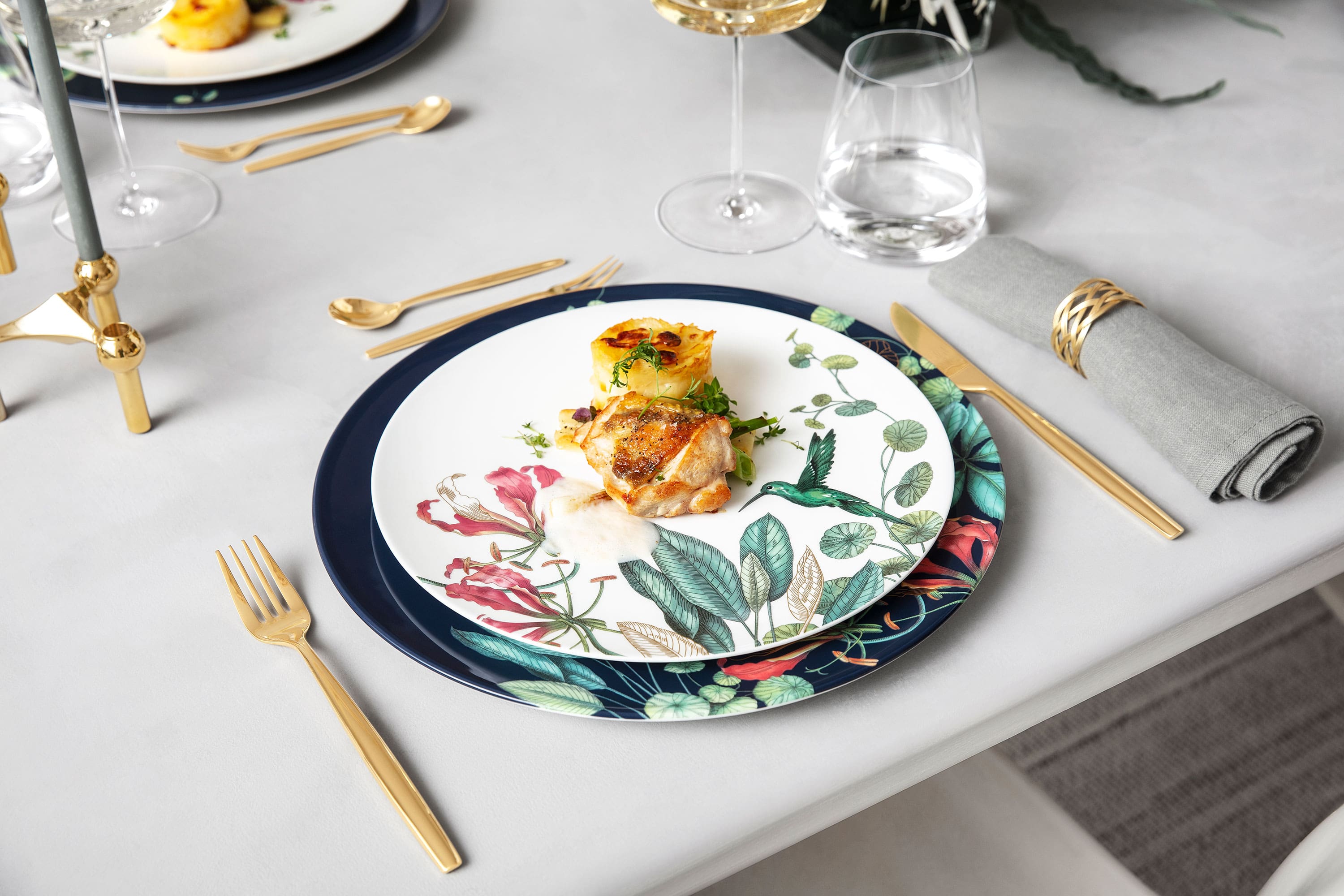 Table Avarua et MetroChic Assiettes Avarua et couverts de table MetroChic de Villeroy & Boch.